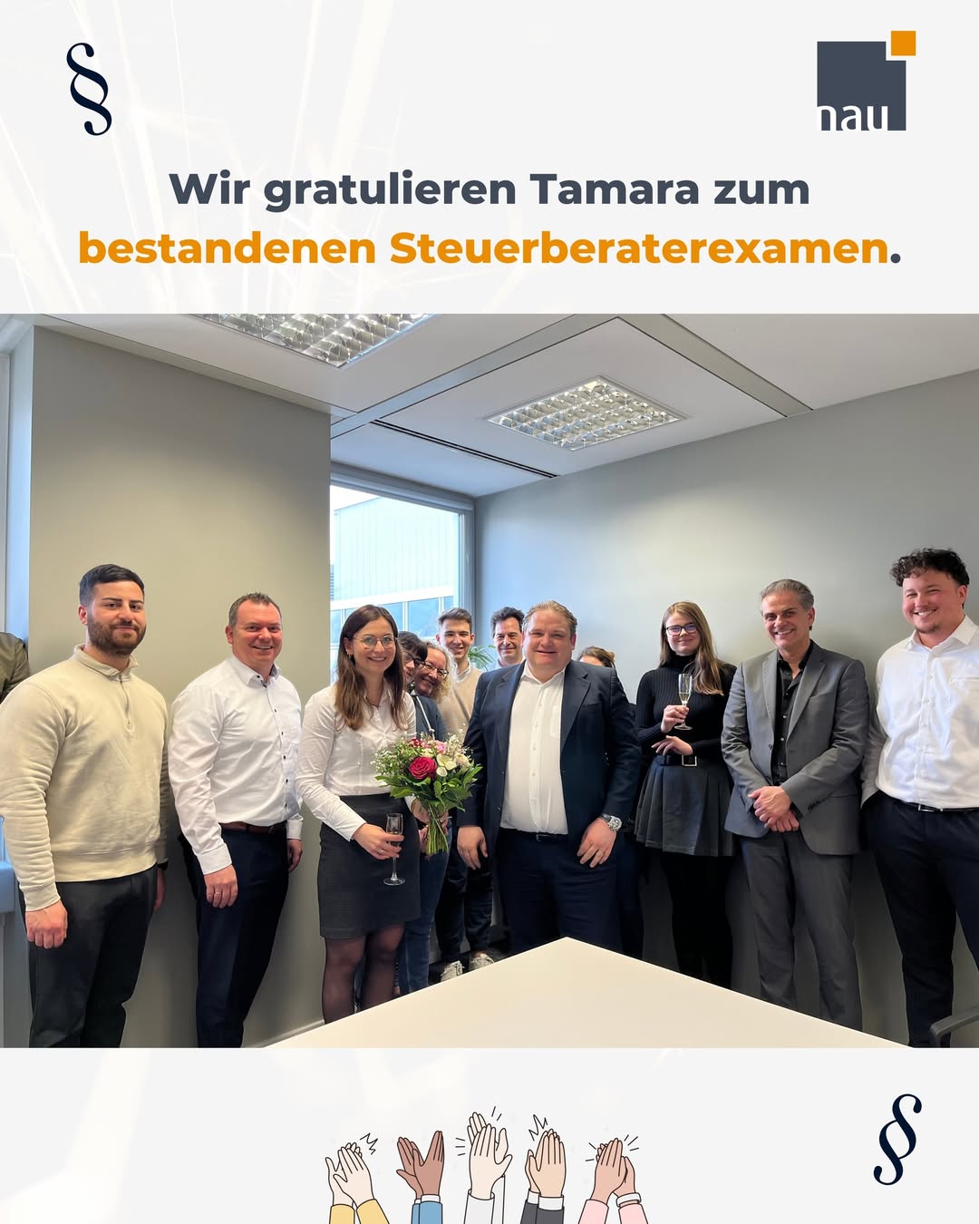 Gruppenfoto von Mitarbeitenden in einem Konferenzraum.