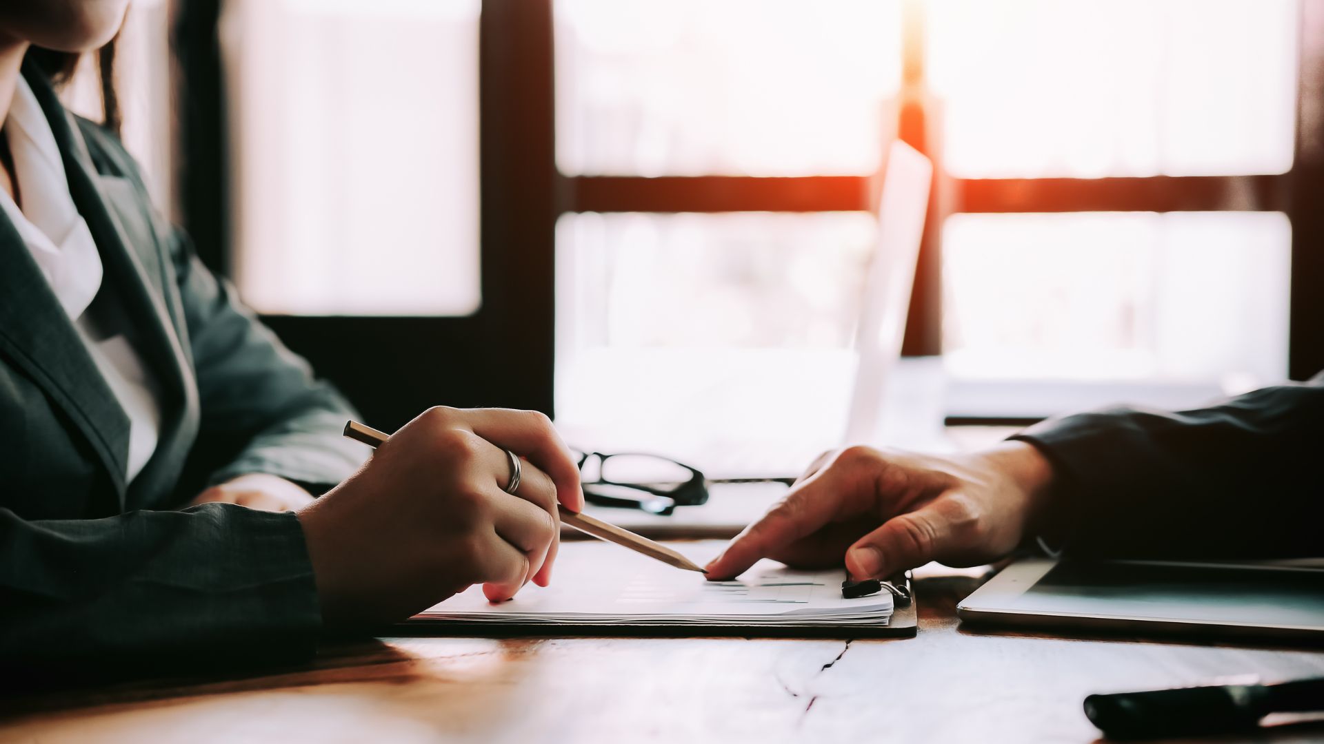 Bild: Beratungsszene zwei Personen sitzen sich gegenüber