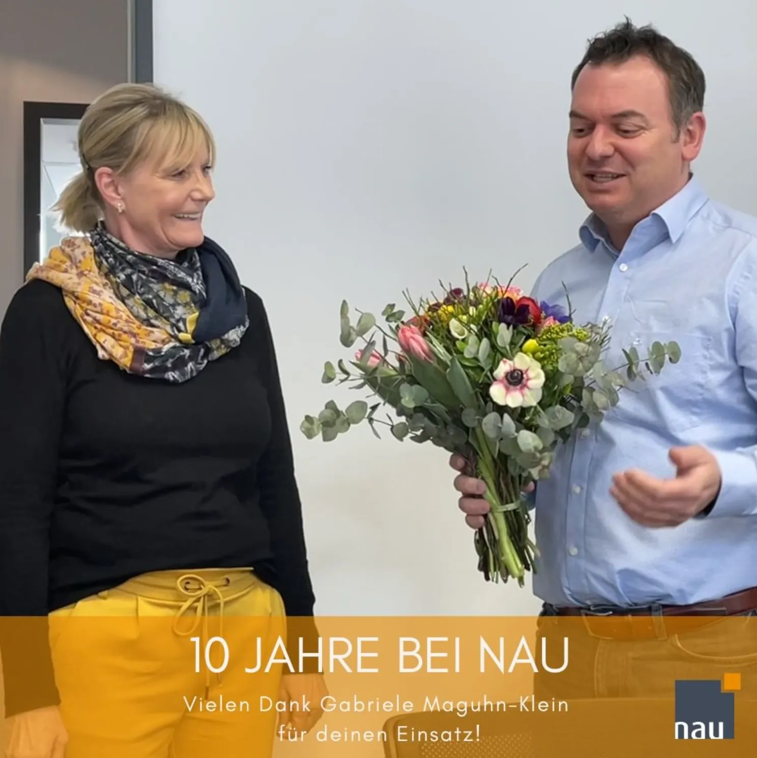 Mann übergibt Frau einen Blumenstraus