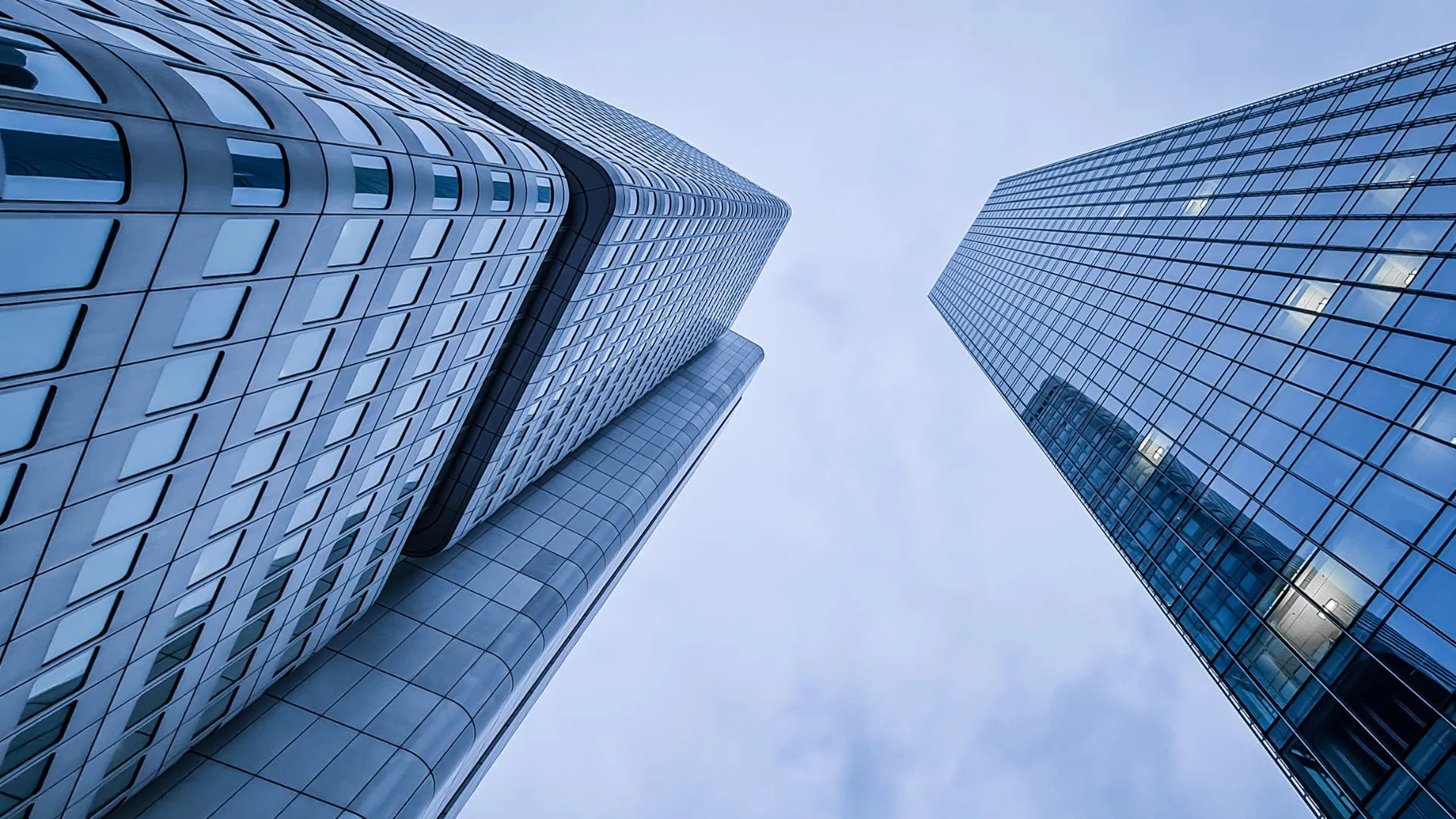 zwei Glasgebäude ragen in den Himmel