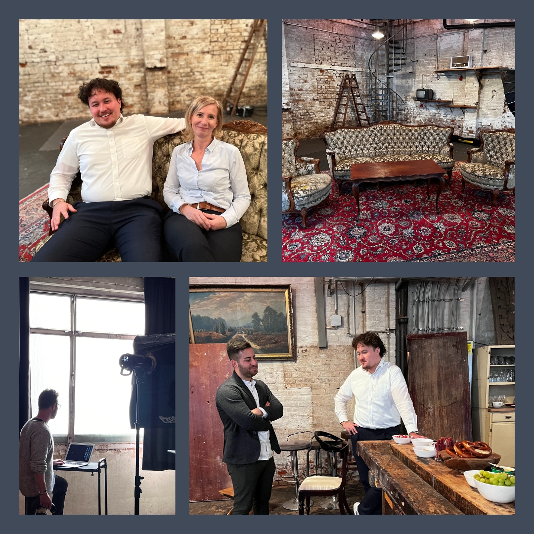 Fotoshooting mit Mitarbeitenden auf einem Sofa und an einem Tisch.