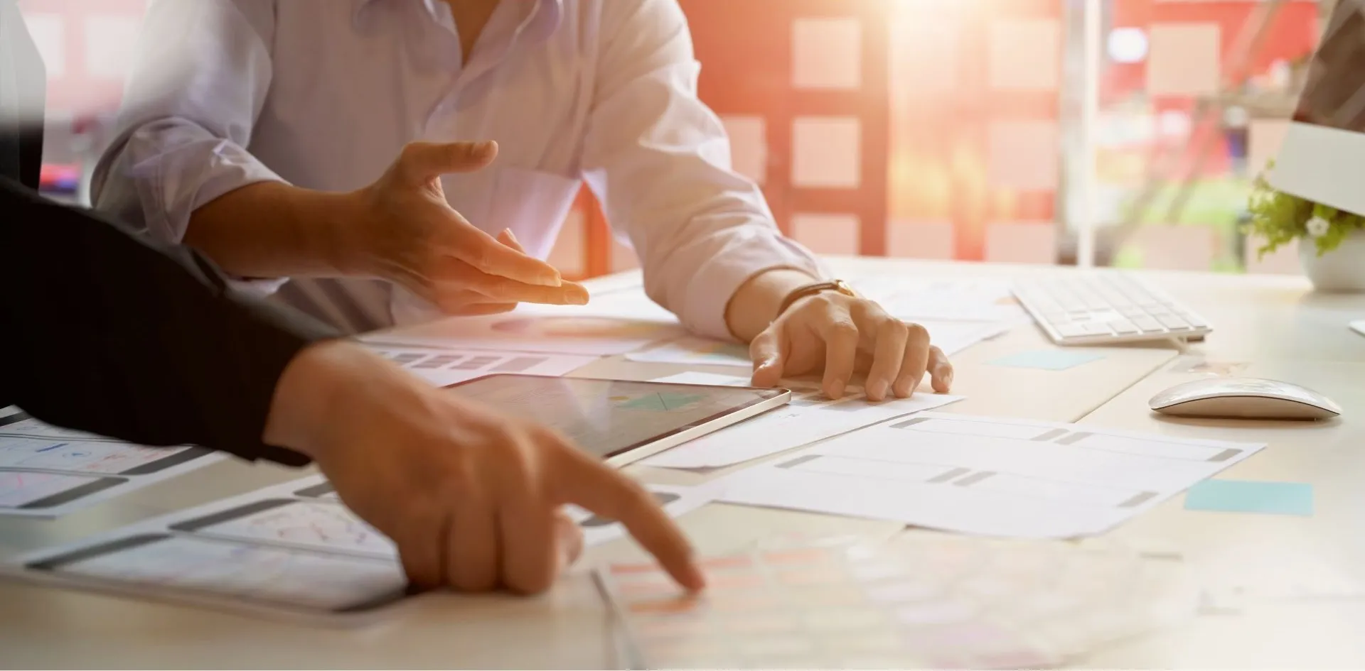 Bild: Finger zeigen einer Person etwas auf einem Papier auf dem Tisch