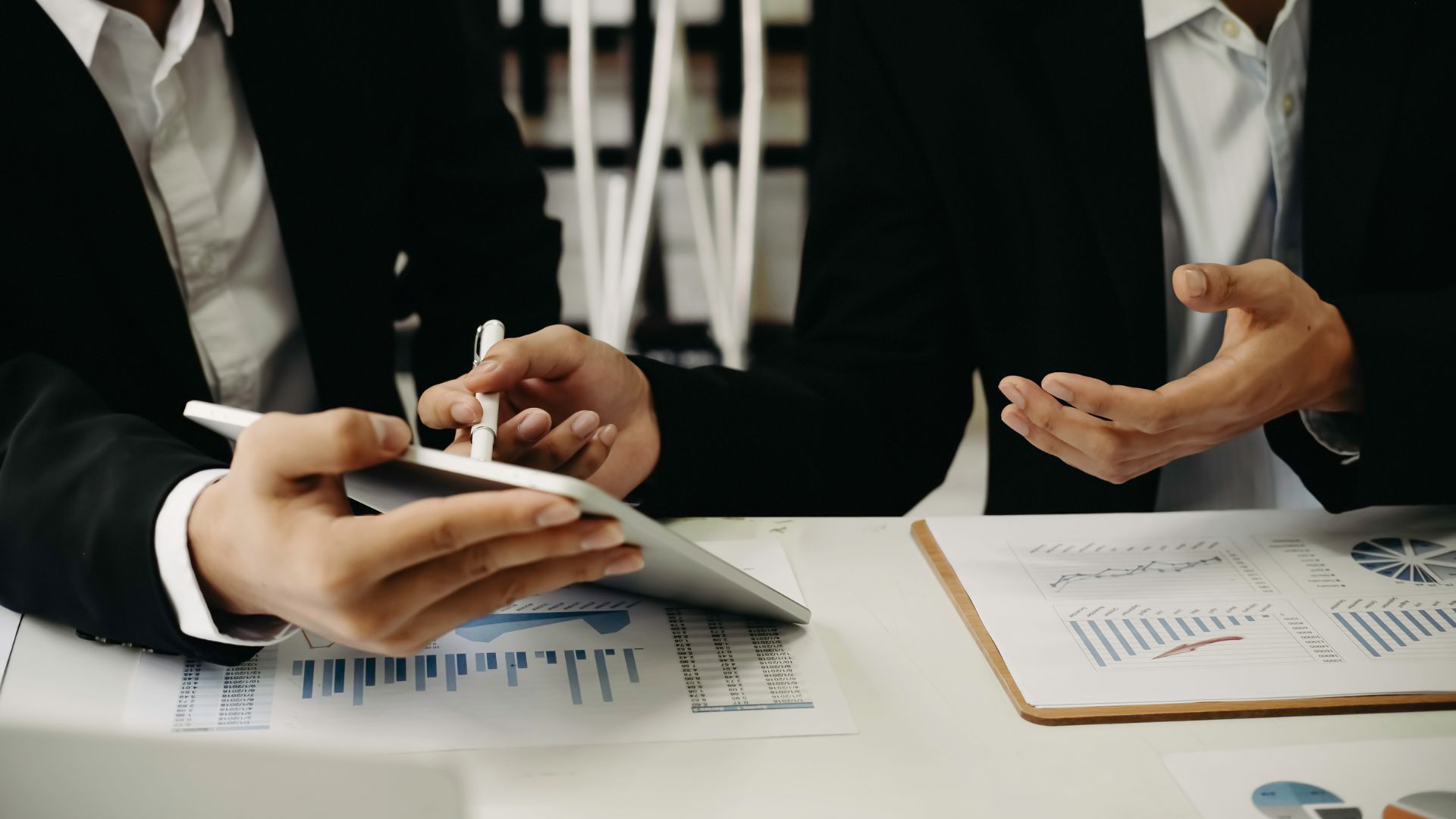 Bild: 2 Personen reden miteinander und schauen auf ein Tablet