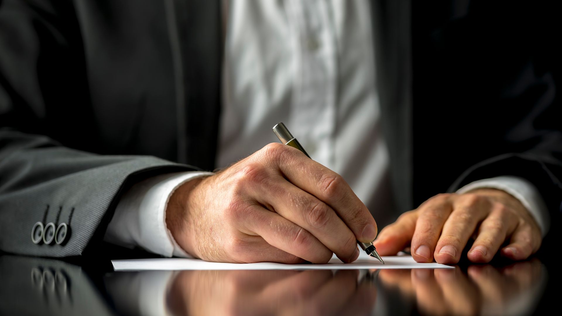 Bild: Hand schreibt etwas auf Papier