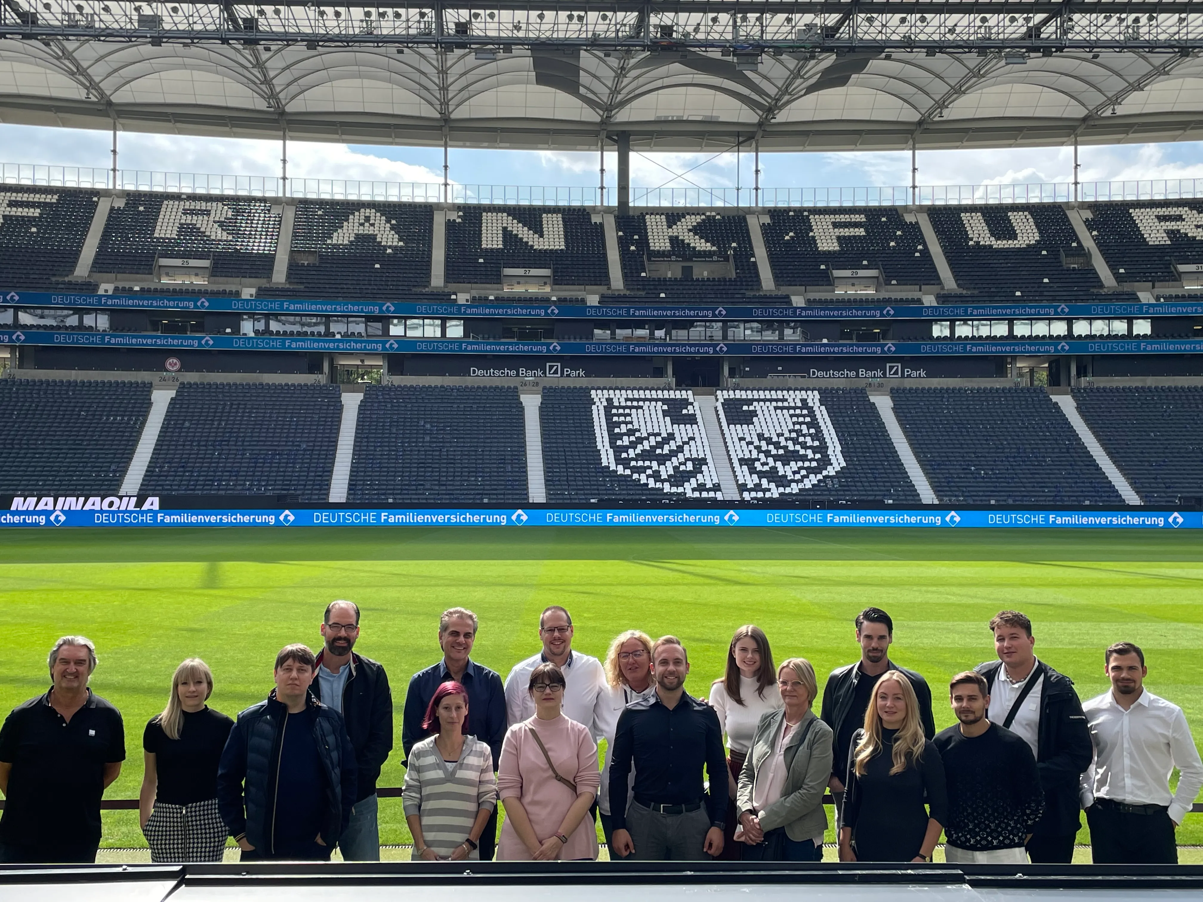Gruppenbild in einem Stadion