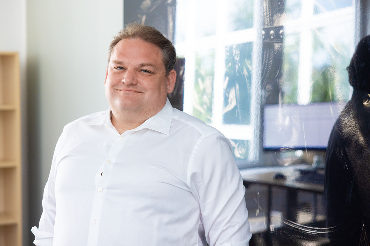 Porträtfoto eines Mannes im Büro.
