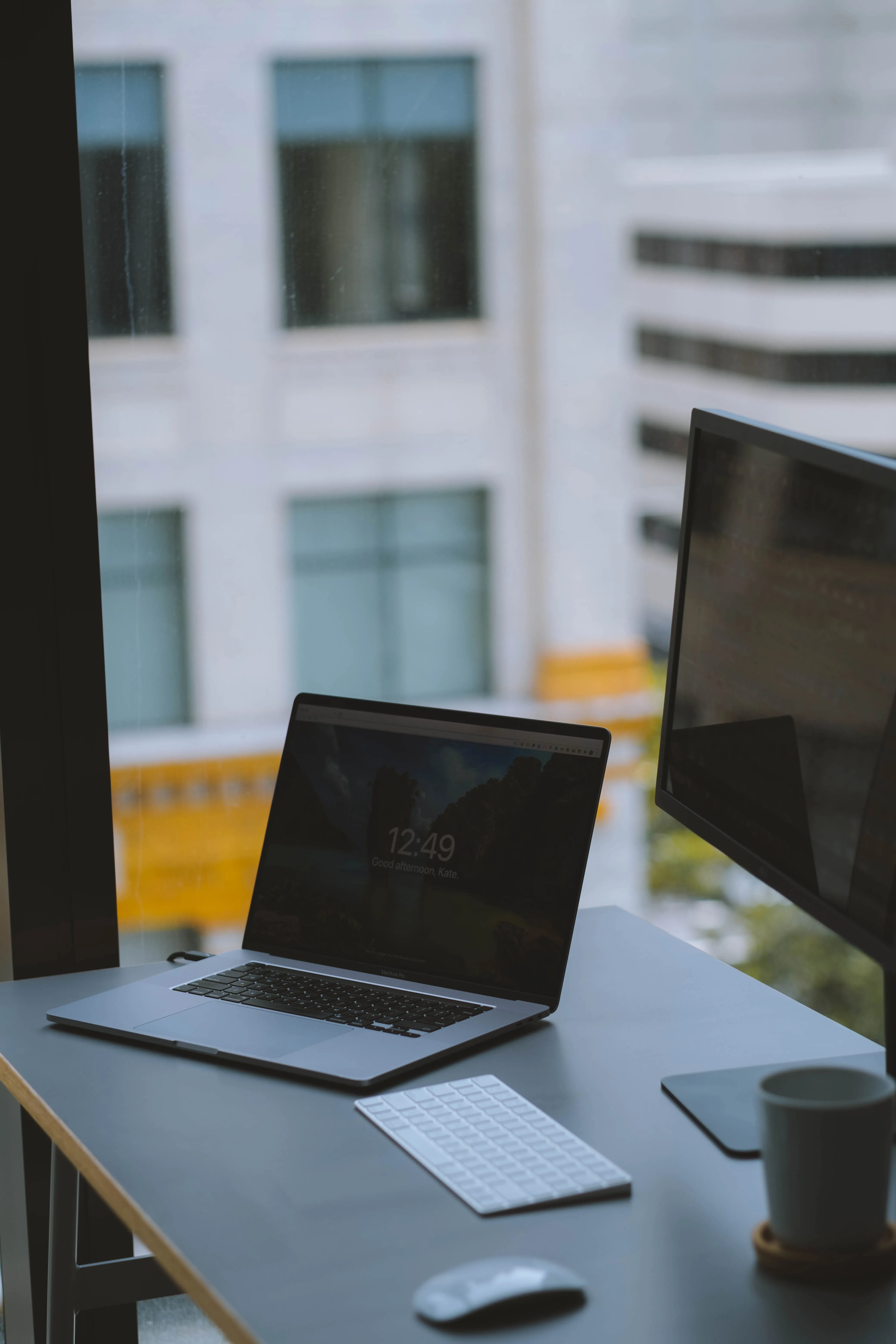 Schreibtisch mit Laptop und Bildschirm